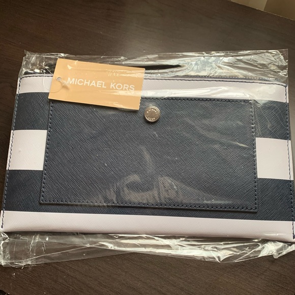 Michael Kors wristlet - Picture 6 of 6